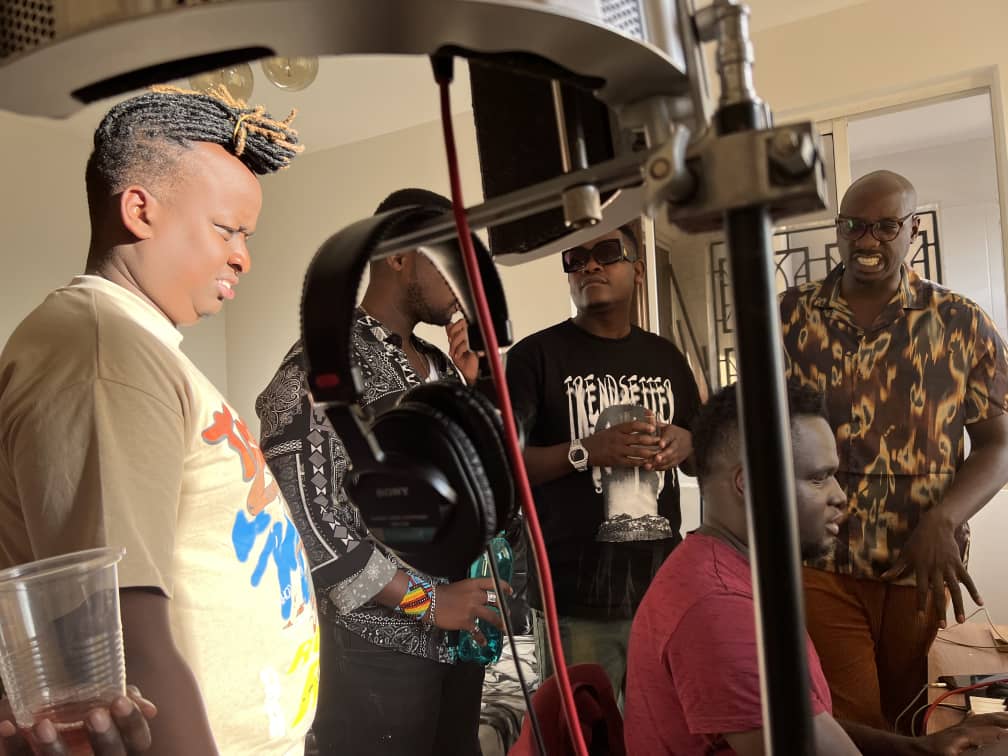 Producer Meadbeats (ufite umusatsi izirikiye hejuru) ari kumwe na Bruce Melodie muri Kenya