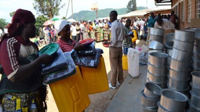 Abatahutse iyo bageze mu gihugu bahabwa ibikoresha by'ibanze