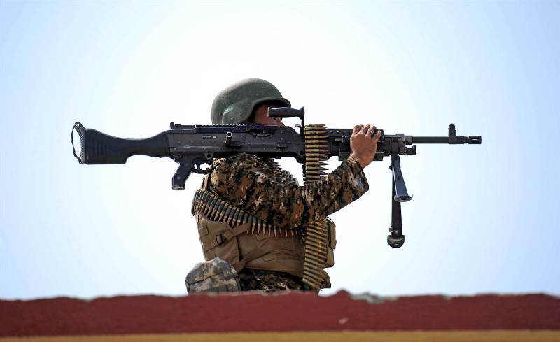 Umusirikare wa Afghanistan yitegura kurasa ku birindiro bya Islamic State mu ntangiriro za Kanama
