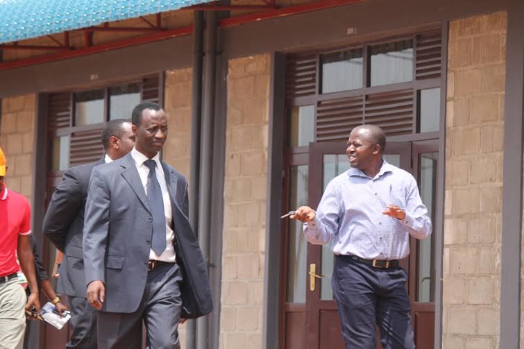 Umuyobozi mukuru wa BRD Alex Kanyankore bamwereka  ibikorwa byubatswe