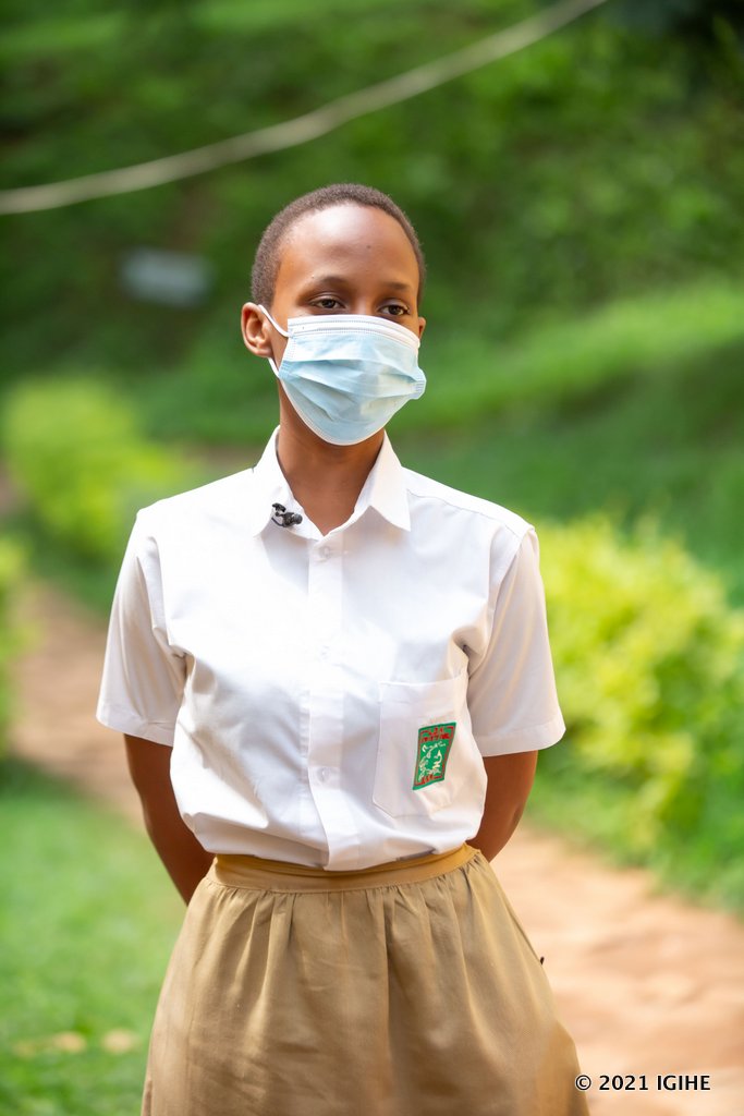 Agasaro Nicole wiga muri Lycée de Kigali yasabye bagenzi be bari mu ngo kuba maso