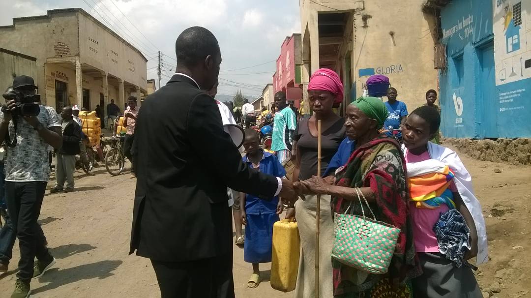 Mpayimana Phillipe wiyamamariza kuba Perezida wa Repubulika asuhuza abaturage i Rubavu