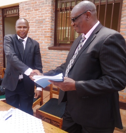 Mu 2013 ubwo umushoramari Nkubiri Alfred (ibumoso) , yegurirwaga uruganda rw’umuceri rwa “Kirehe Rice”, rwari rusanzwe ari urwa Leta