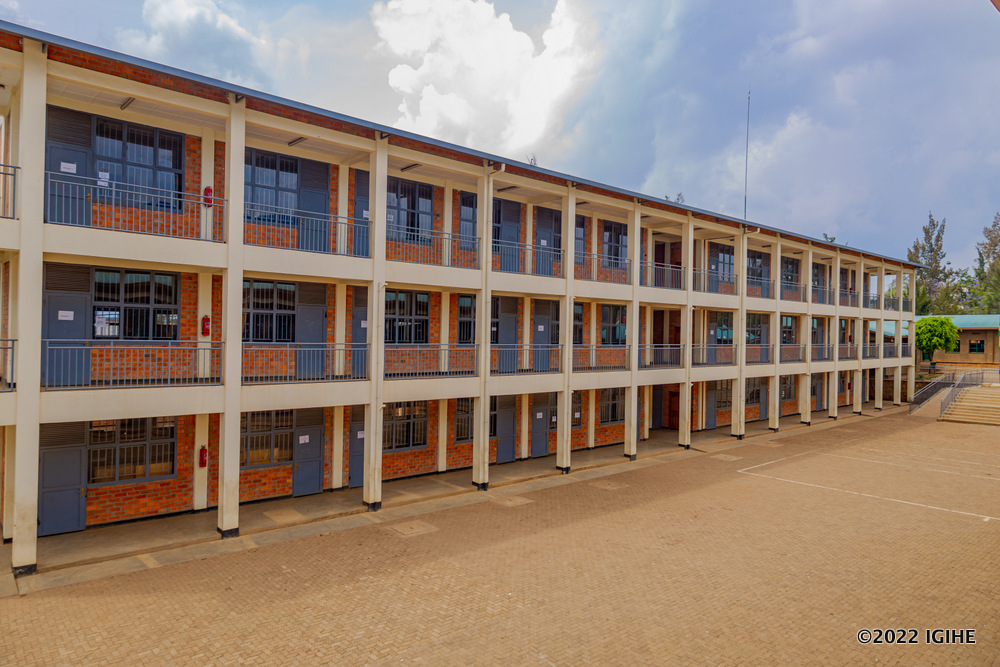 Ahahoze ikibuga cyo ku Intwari harimo amashuri