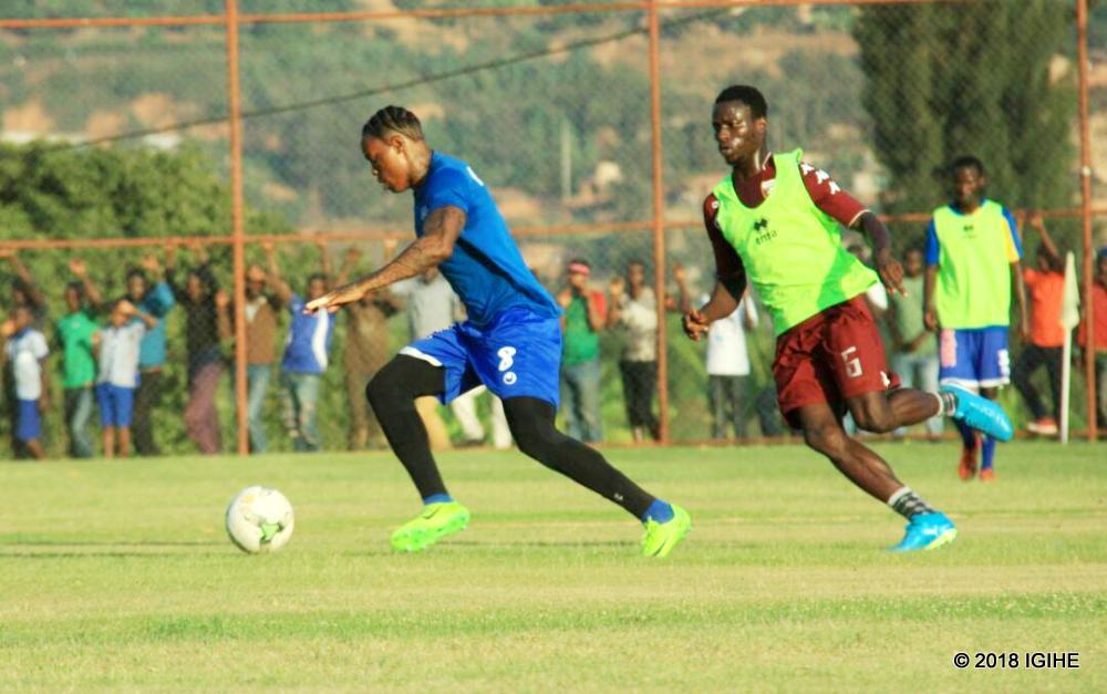 Aha uyu musore yari ahanganiye umupira na Abdul Rwatubyaye