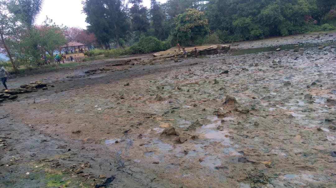 Ubwo amazi yakamaga, ahari hasanzwe amashyuza hasigaye amabuye n'urubobi