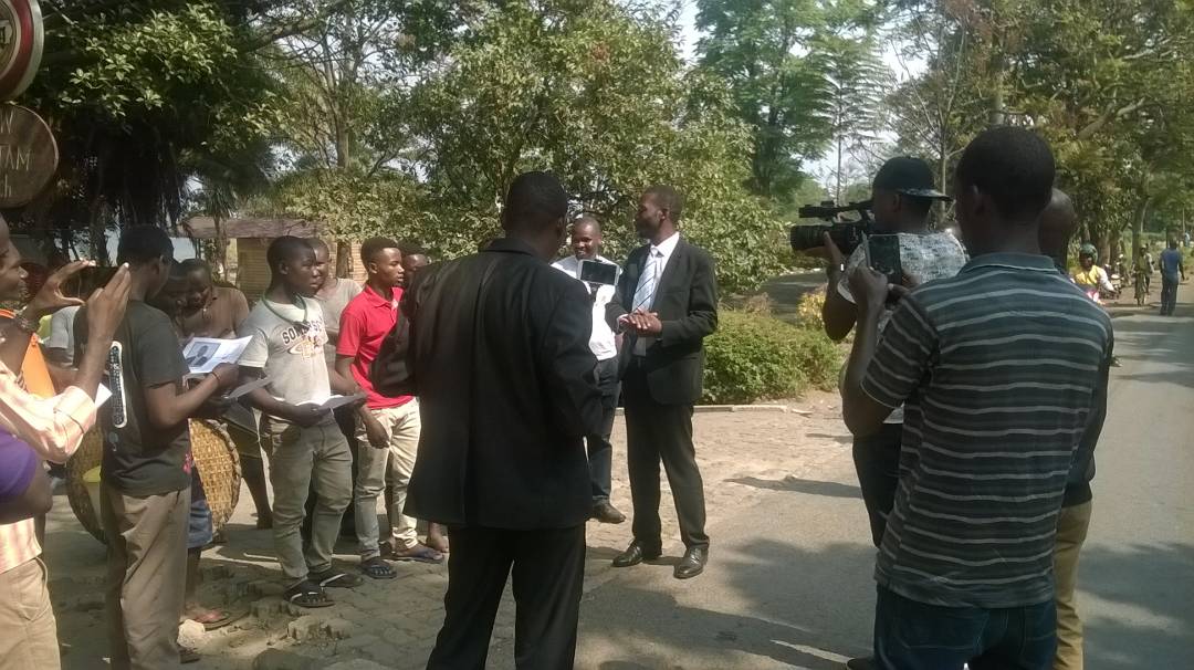 Umukandida Mpayimana yahitagamo kugenda aganiriza abari ku muhanda