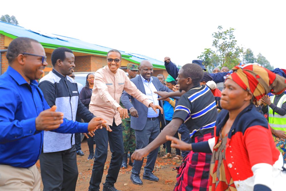 Minisitiri w’Ibikorwa by’Ubutabazi, Gen Maj (Rtd) Albert Murasira yacinye akadiho ari kumwe n'abaturage bahawe inzu