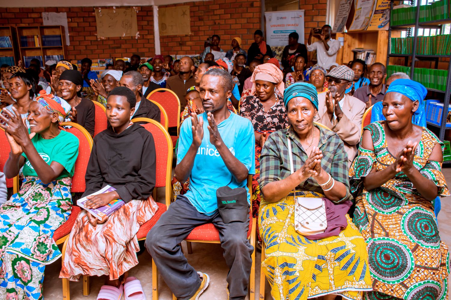 Akanyamuneza kari kose ku bagize imiryango 150 yahawe imbabura na Biomassters