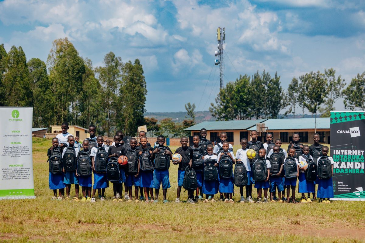 Akanyamuneza kari kose ku bana bahawe ibikoresho