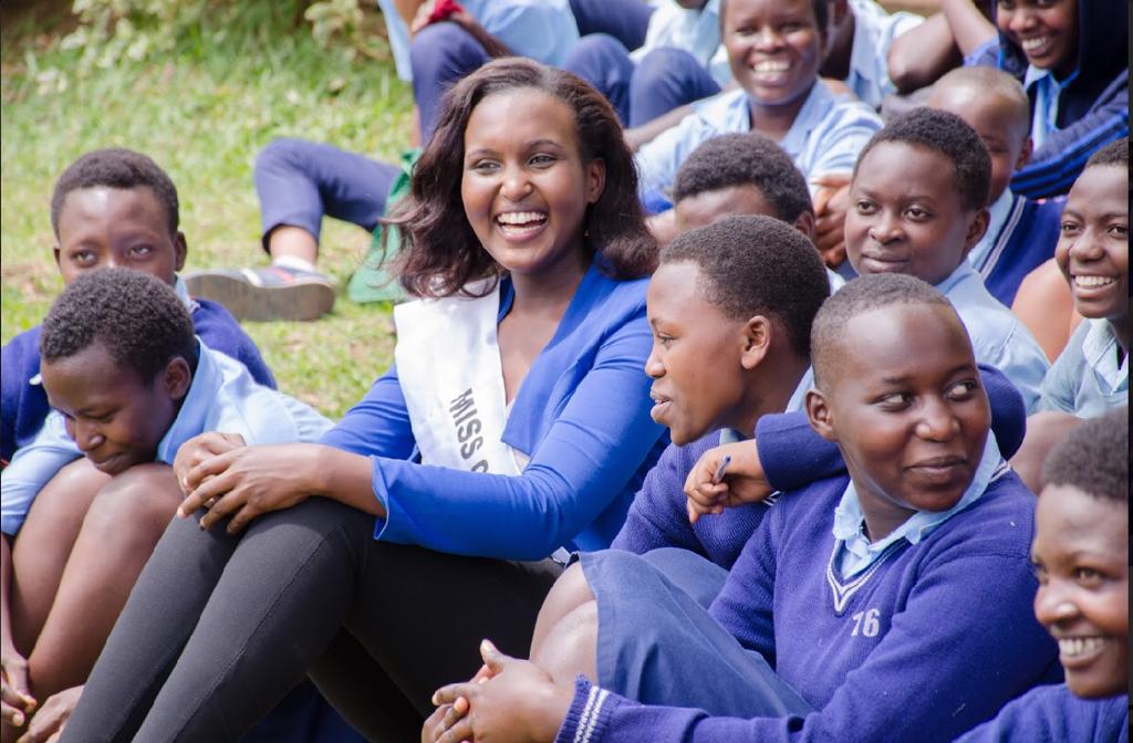 Akanyamuneza kari kose kuri Ndahiro Liliane n'aba banyeshuri