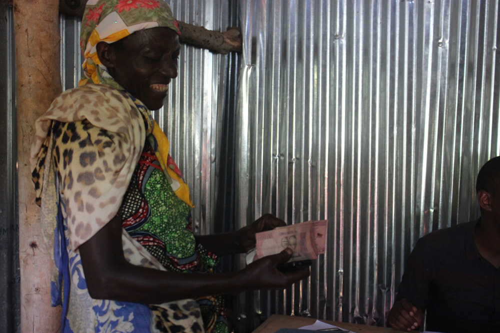 Akanyamuneza kari kose ubwo bakiraga amafaranga batari biteguye kubona