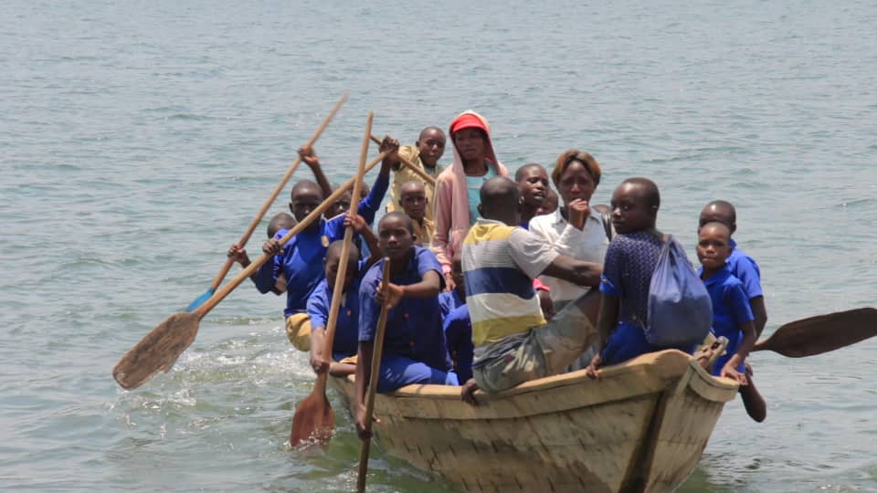 Akenshi abana ni bo bitwara mu bwato bagana ku ishuri
