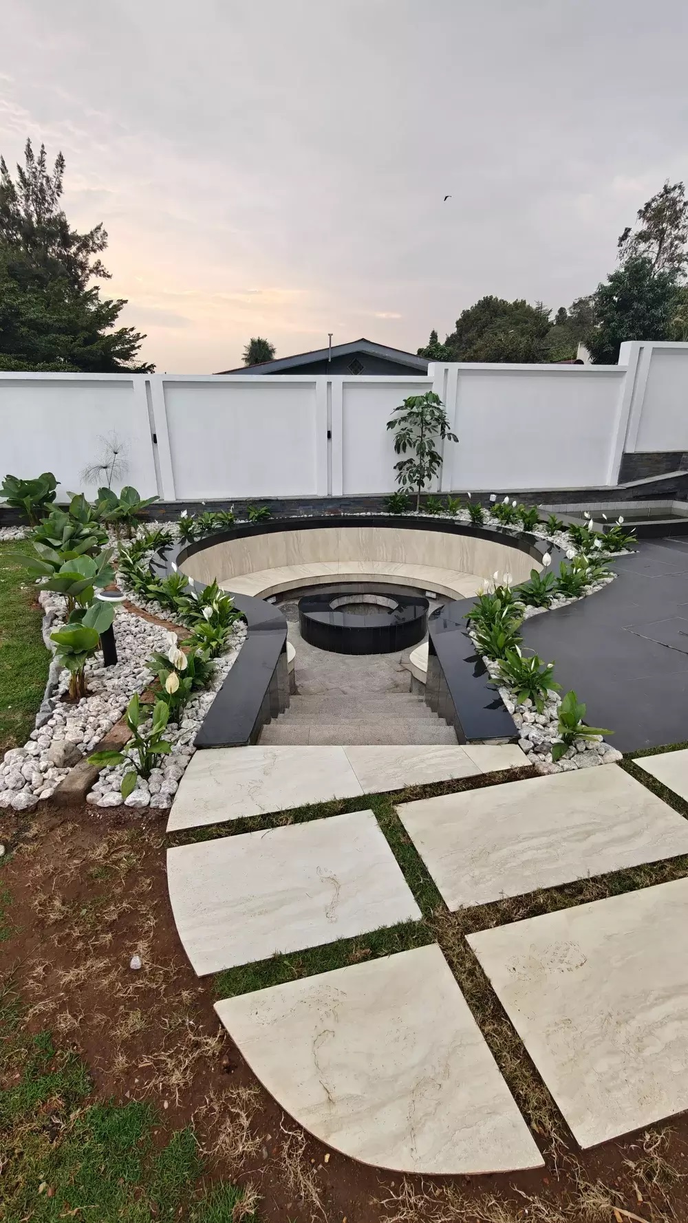 Akira Hotel ifite ahantu abantu bakwicara bakota umuriro