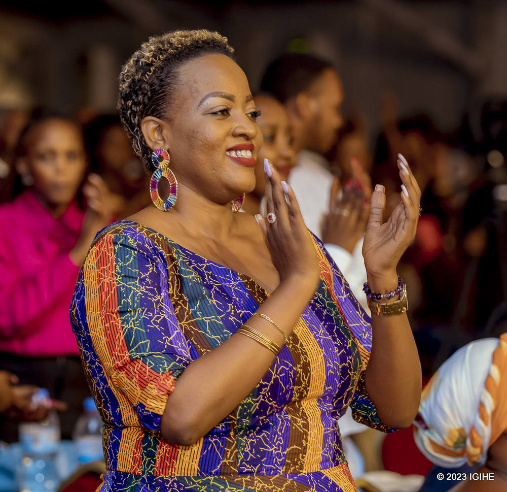 Aline Gahongayire yanejejwe n'impano ya Josh Ishimwe