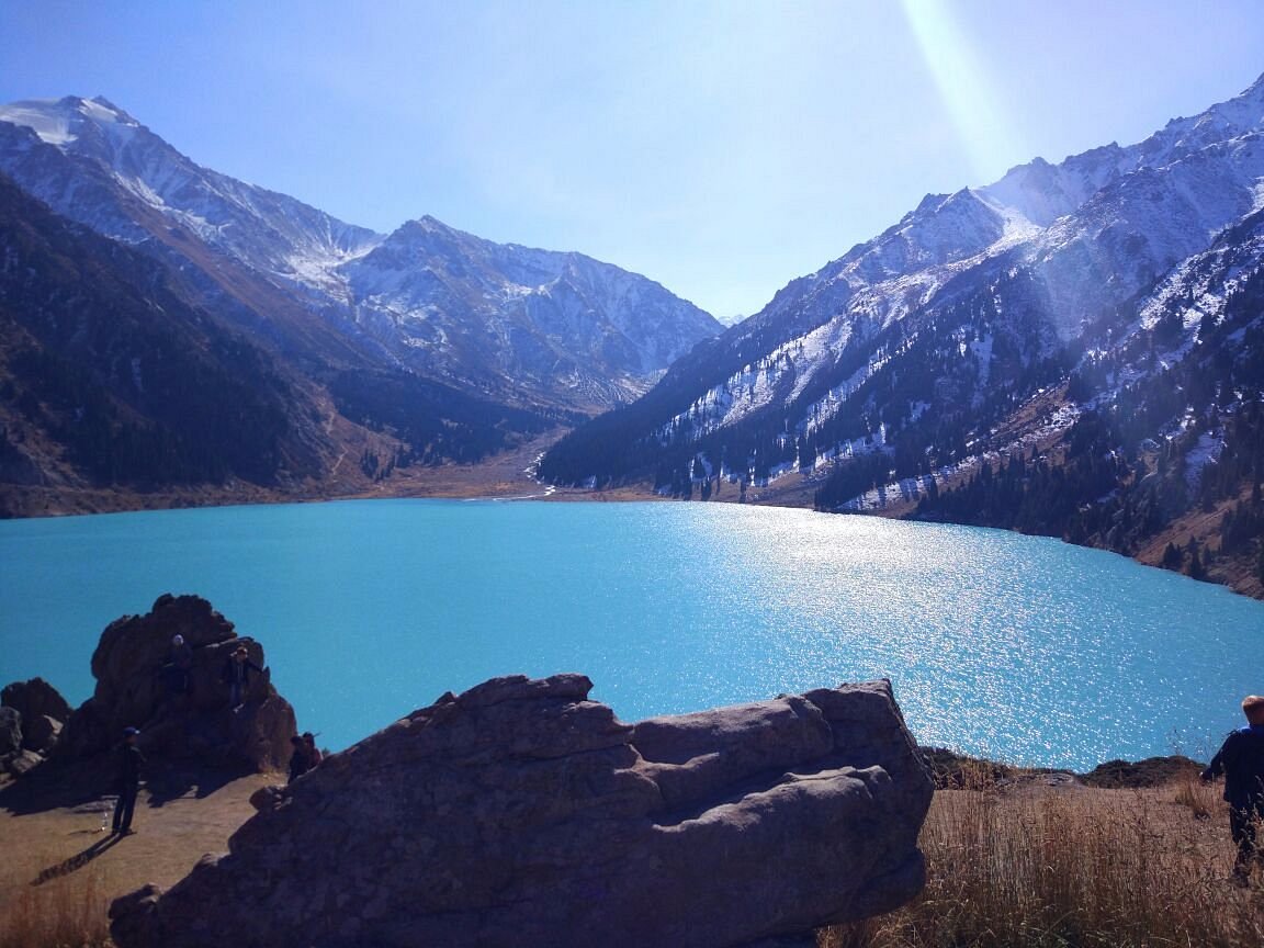 Ikiyaga cya Almaty na cyo gisurwa na ba mukerarugendo