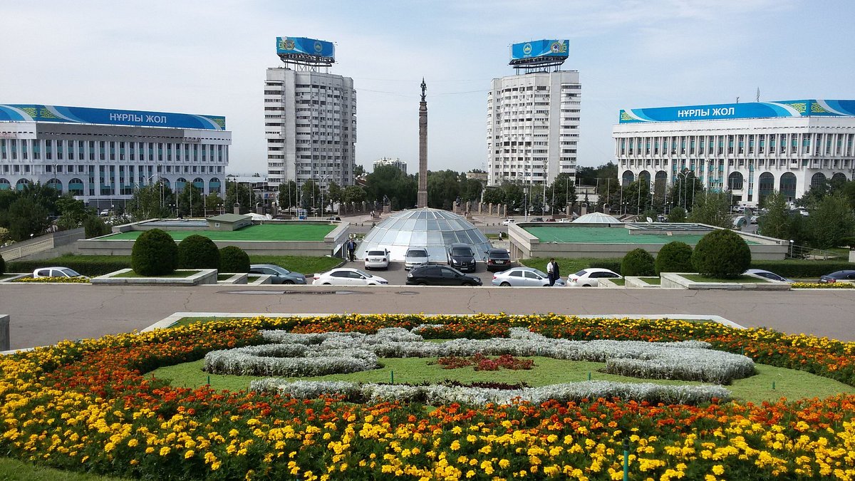 Almaty Republic Square ni ahantu hasurwa na benshi