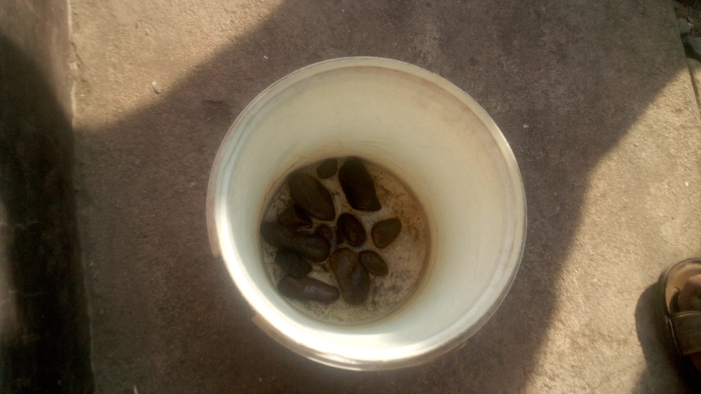 Akadobo ababyeyi b'umwana bavuga ko yihagaritsemo hakaza amabuye