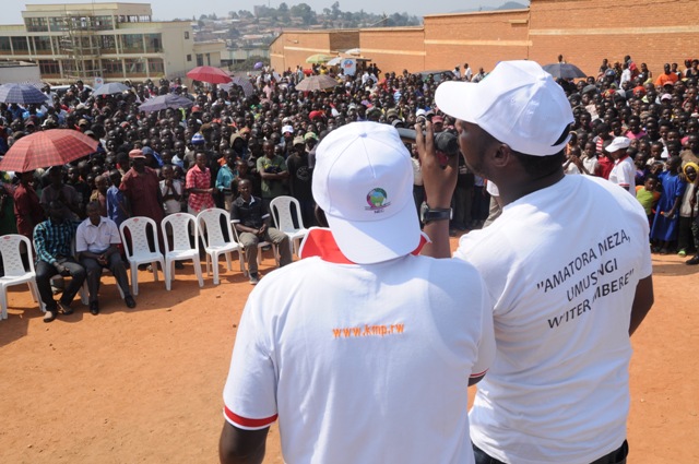 AmaG the black na Kizito Mihigo bafatanya gususurutsa abaturage