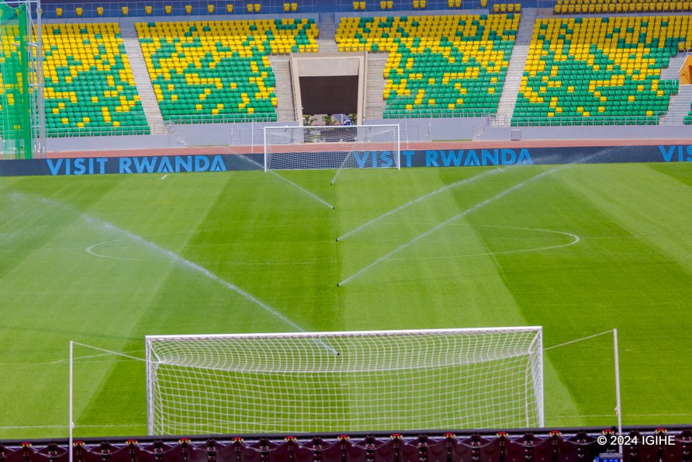 Ikibuga cya Stade Amahoro gifite ubwatsi busanzwe buvanze n'ubukorano bigishyira ku rwego rurenze