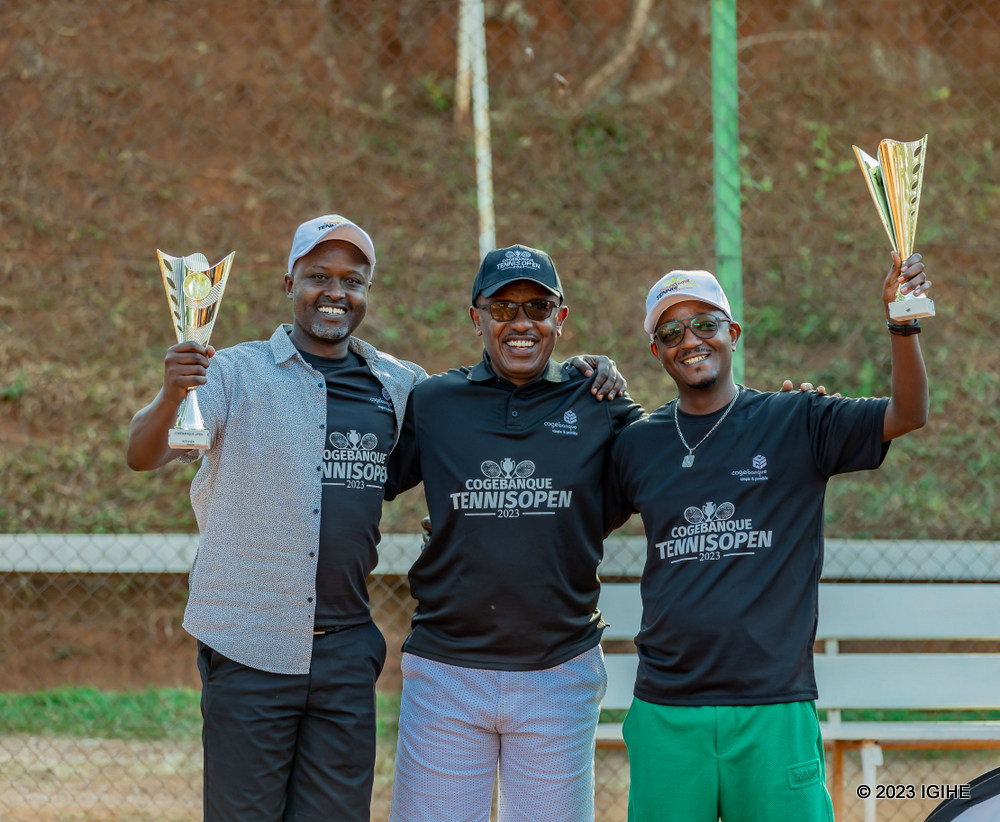 Abatarabigize umwuga bitwaye neza na bo bahawe ibikombe