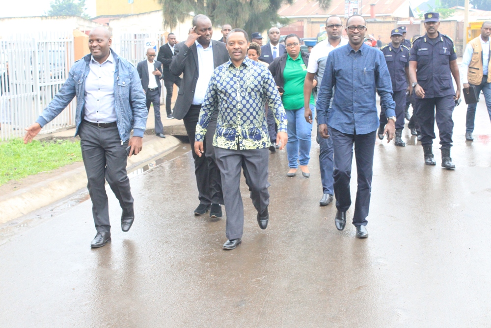 Minisitiri Shyaka yasuye isoko Mpuzamipaka rya Rubavu ari kumwe na Guverineri w'Intara y'Iburengerazuba Munyantwali Alphonse, Umuyobozi w'Akarere ka Rubavu Habyarimana Gilbert n'abayobozi b'Ingabo na Polisi