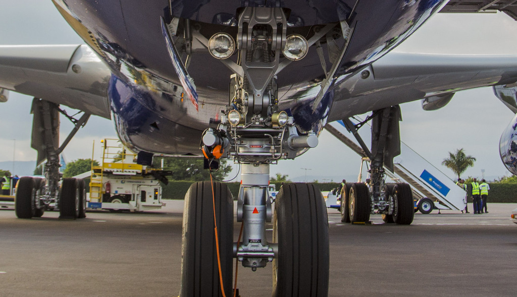 Amapine ya Airbus A330 n'ibyuma afunzeho / Ifoto: Cyril Ndegeya