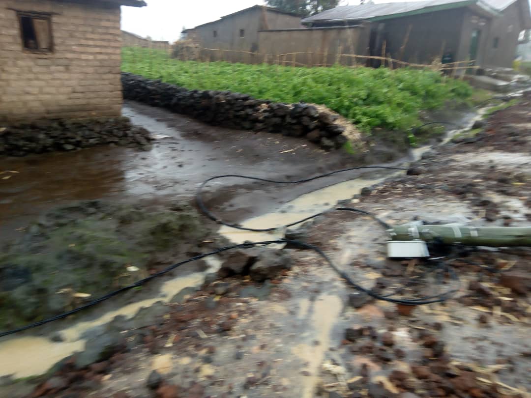 Amapoto y'amashanyarazi yafunze umuhanda