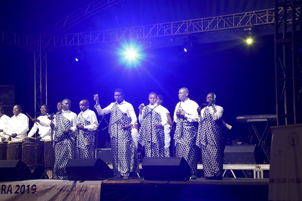 Amatorero anyuranye yari yambariye gususurutsa ibirori