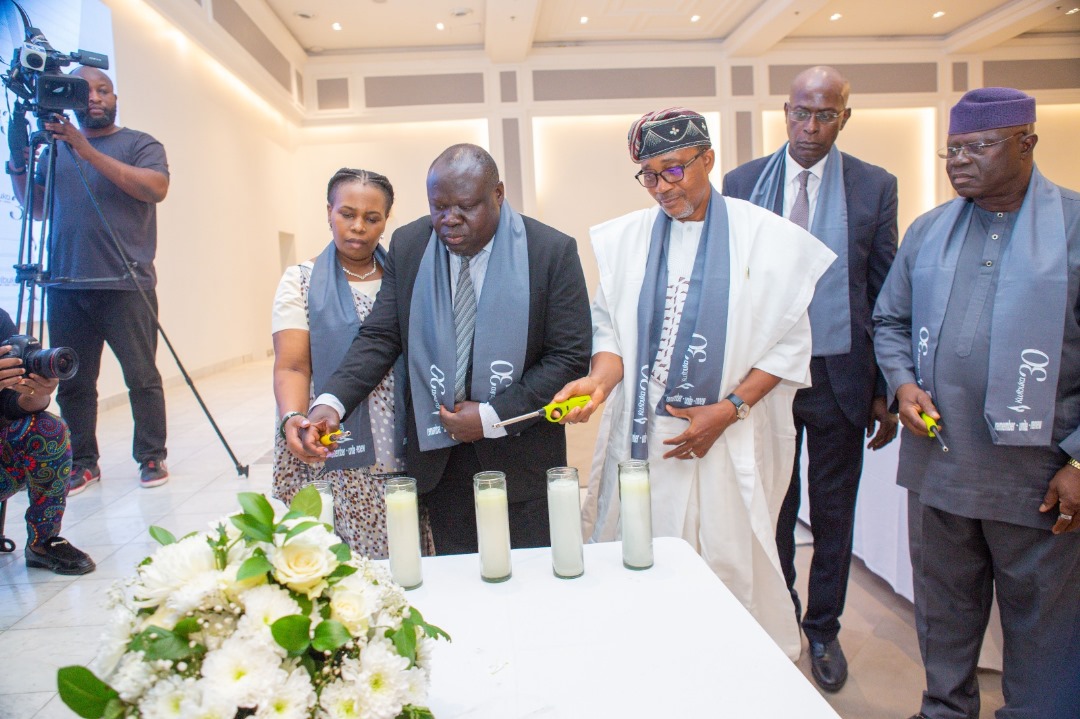 Amb. Bazivamo na Amb. Safiu O. Olaniyan bacana urumuri rw'icyizere