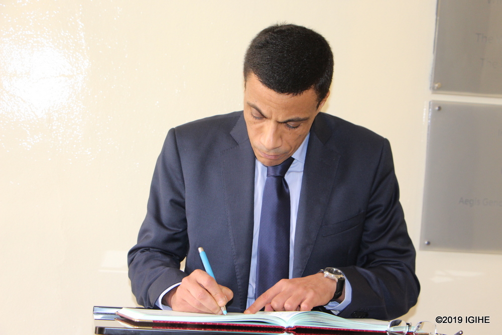 Amb Mohamed uhagarariye Misiri ari kwandika mu gitabo