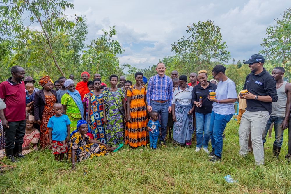 Ambasaderi Eric Kneedler yishimiye ibihe byiza yagize ubwo yasuraga ibice bitandukanye by’u Rwanda