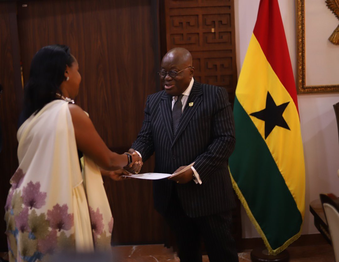 Ambasaderi w’u Rwanda muri Ghana, Rosemary Mbabazi, ubwo yashyikirizaga Perezida w’iki gihugu, Nana Akufo-Addo, impapuro zimwemerera guhagararirayo u Rwanda
