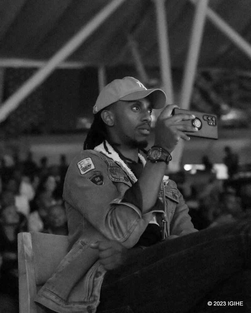 Andy Bumuntu afata amashusho y'urwibutso