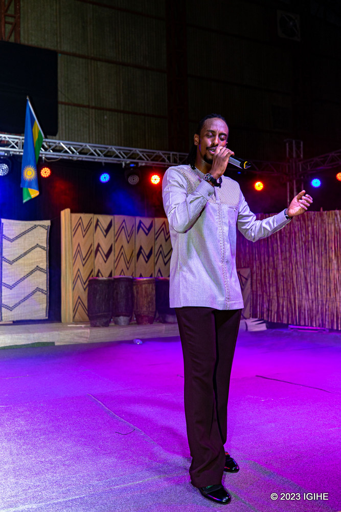 Andy Bumuntu ni uku yaserutse yambaye