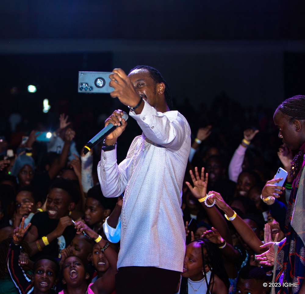 Andy Bumuntu yagaragarijwe urukundo ku buryo bukomeye