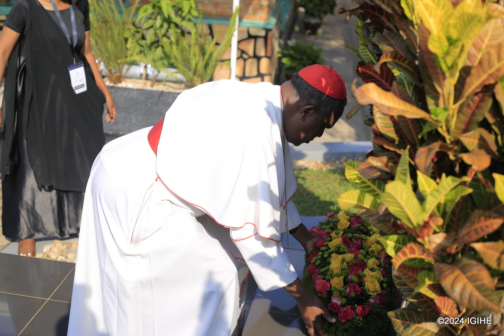 Antoine Cardinal Kambanda yashyize indabo ku rwibutso rushyinguyemo abari abakozi b'Umuryango wa Bibiliya mu Rwanda bazize Jenoside yakorewe Abatutsi mu 1994