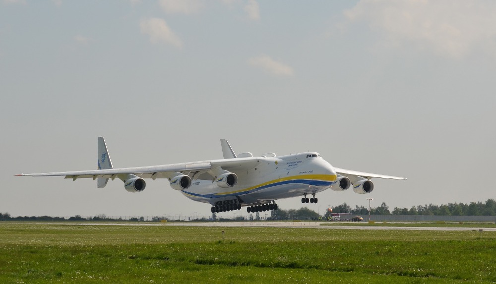 Indege yo mu bwoko bwa Antonov 225 ifite moteri esheshatu