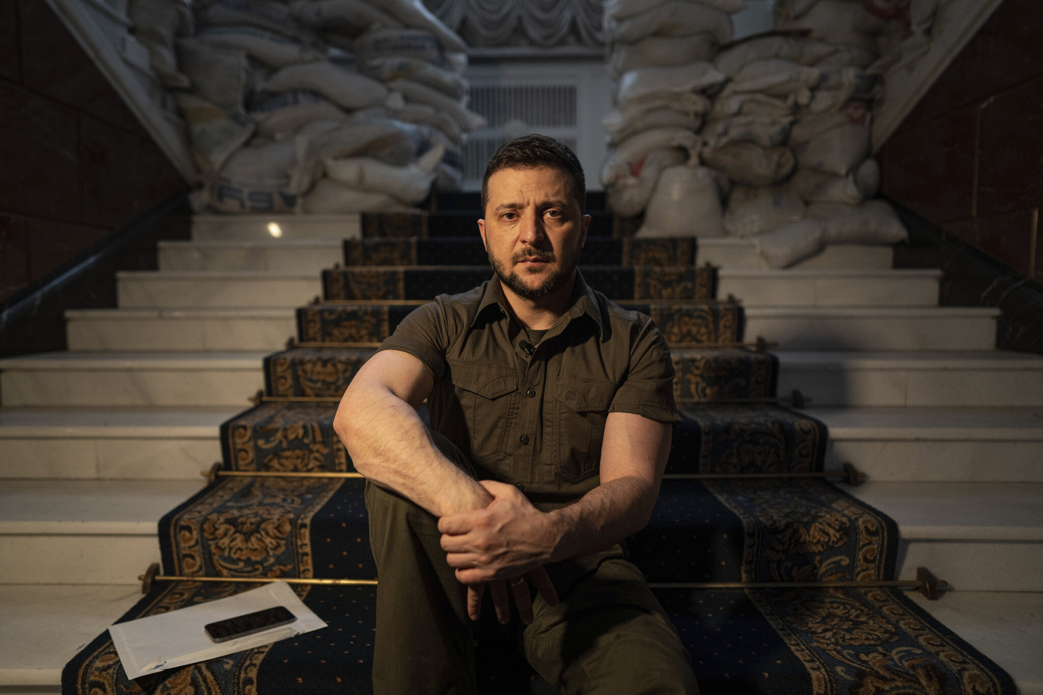 Volodymyr Zelenskyy asigaye aba mu ndaki nyuma y'uko igihugu cye gitewe