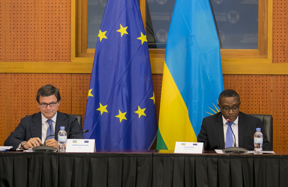 Ambasaderi w’Umuryango w’Ibihugu by’u Burayi mu Rwanda, Nicola Bellomo hamwe na Minisitiri w'Ububanyi n'Amahanga, Dr Vincent Biruta