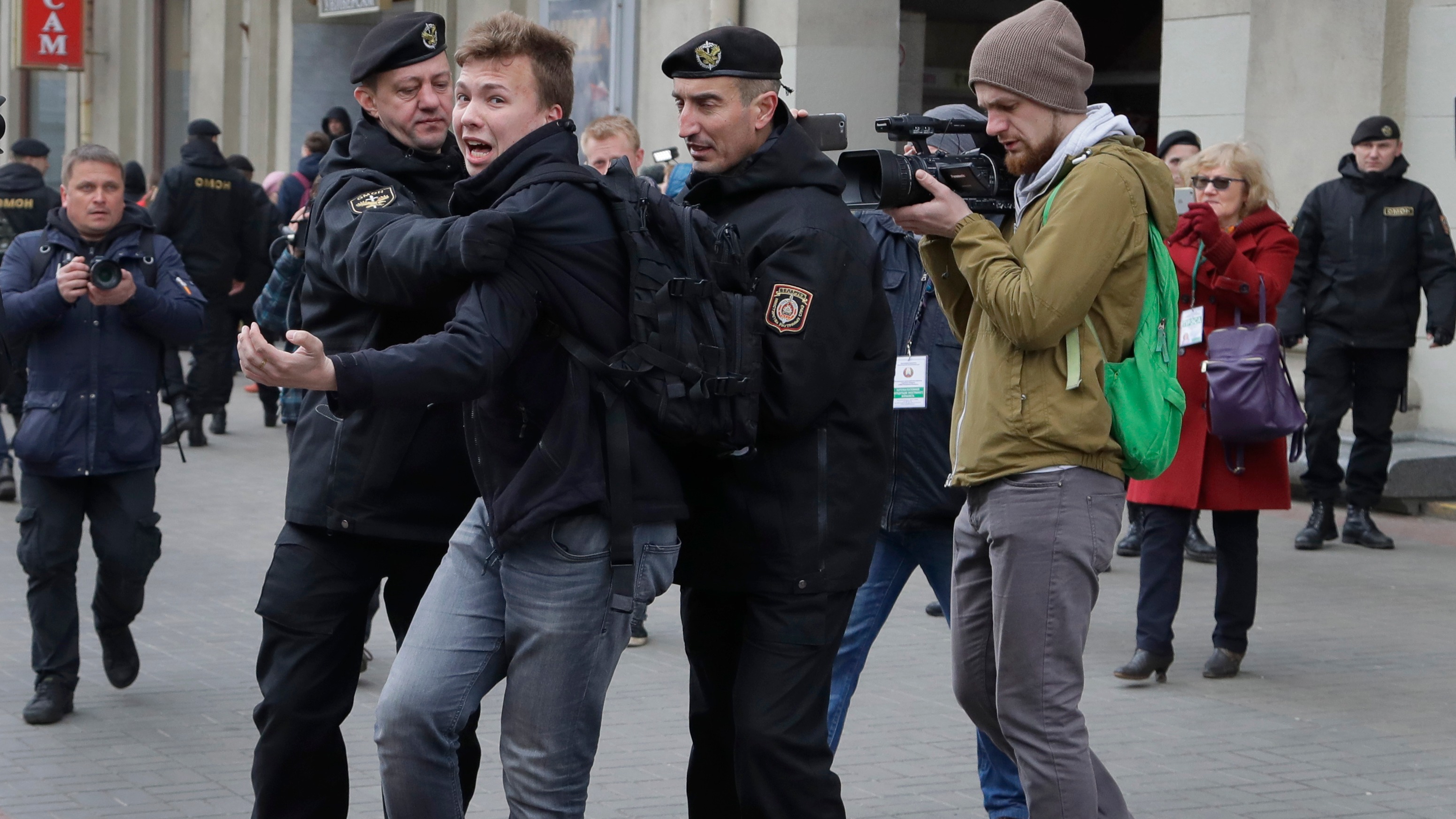 Umunyamakuru Protasevich utavuga rumwe na Leta ya Belarus yatawe muri yombi nyuma y'uko indege yari arimo itegetswe guhagarara mu Murwa Mukuru wa Belarus, Minsk