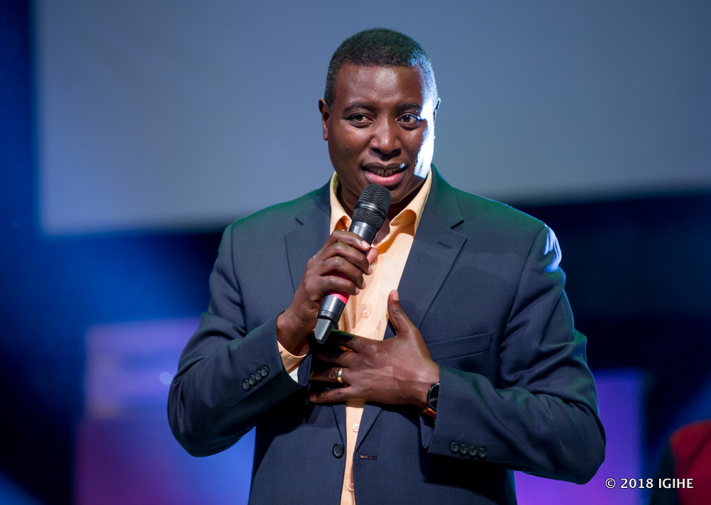 Apôtre Dr. Gitwaza Paul ni umwe mu bavugabutumwa bamaze kwandika izina rikomeye mu mitima ya benshi mu Rwanda