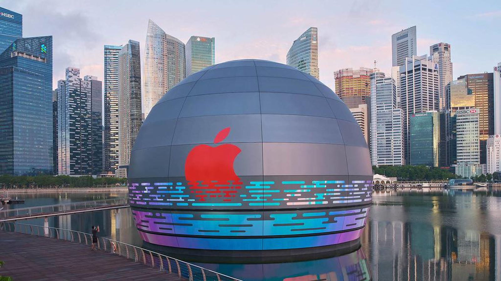 Ibigo bikomeye by'ubucuruzi ku rwego rw'Isi, birimo na Apple, bifite amashami muri Singapore bitewe n'uburyo icyo gihugu cyorohereza abashoramari kugishoramo imari. Kwandikisha ubucuruzi muri Singapore bitwara amasaha atatu gusa