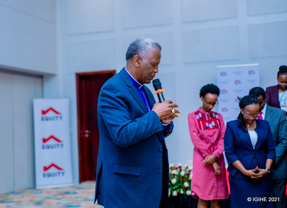 Musenyeri w'Itorero Anglican ry'u Rwanda, Dr Laurent Mbanda, asabira umugisha abitabiriye ibi birori