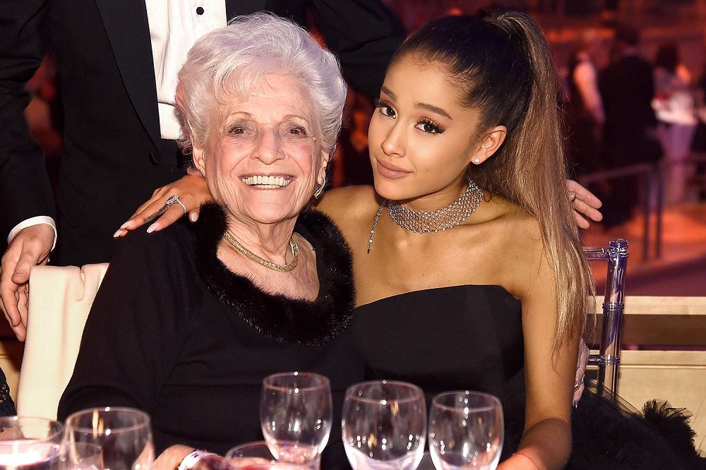 Ariana Grande ari mu gahinda ko gupfusha nyirakuru