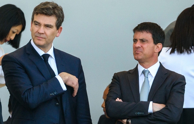 Kudacana uwaka kwa Montebourg (i bumoso) na Valls (i buryo), kwatumye guverinoma yegura