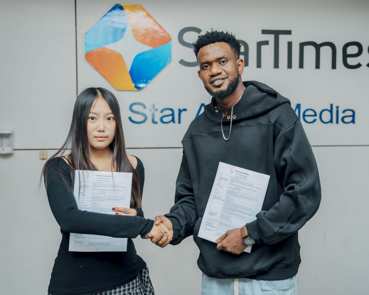 Rocky Kimomo yasinye amasezerano y'umwaka umwe yanashyizweho umukono na Lizzie Lyu ushinzwe ubucuruzi muri StarTimes