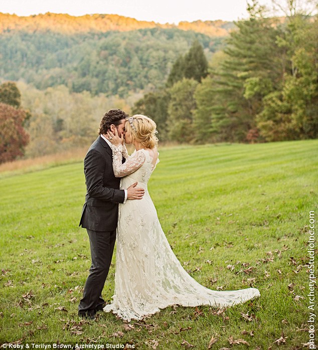 Ubukwe bwa Kelly Clarkson bwabereye i Nashville; aha bari mu busitani basomana