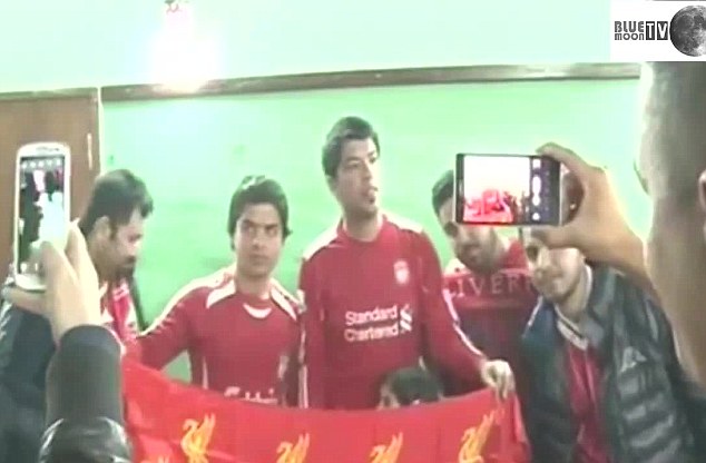 Uyu mufana kumubona gutya mu myambaro itukura ntiwapfa kumutandukanya na Suarez nyirizina