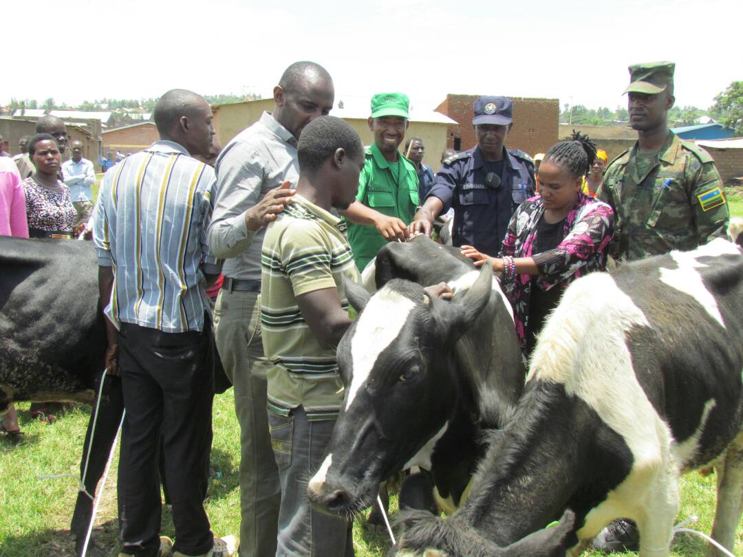 Girinka ni imwe muri gahunda zahinduye ubuzima bw'abanyarwanda, aho yagize uruhare mu kurwanya imirire mibi kandi ihuza abaturage binyuze mu buryo umwe yoroza mugenzi we